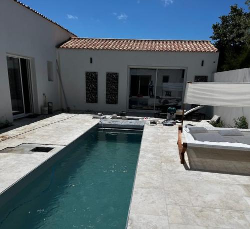 Pisciniste, rénovation extérieure - Fouras, Rochefort, Surgères, La Rochelle en Charente maritime : création, rénovation et entretien de piscines, margelles et aménagements autour de l’eau.