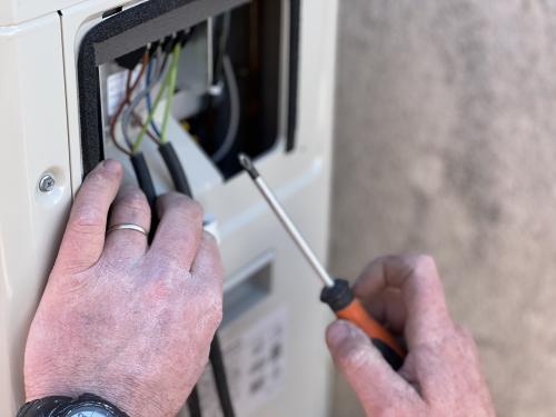 Artisan électricien pour rénovation intérieure - Charente maritime : installation électrique, mise aux normes, éclairage, prises et tableaux. Demandez un devis personnalisé avec Comptoir des Artisans