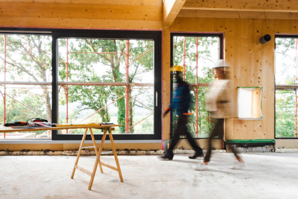 travailler sur un chantier de construction en mouvement flou - chantier photos et images de collection