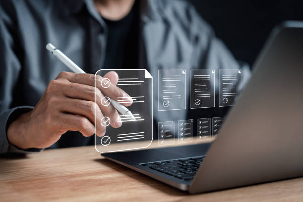 enquête en ligne et liste de contrôle des formulaires numériques par ordinateur portable, système de vérification de la gestion des documents, base de données de documentation en ligne et fichiers de gestion des processus. - devis photos et images de collection